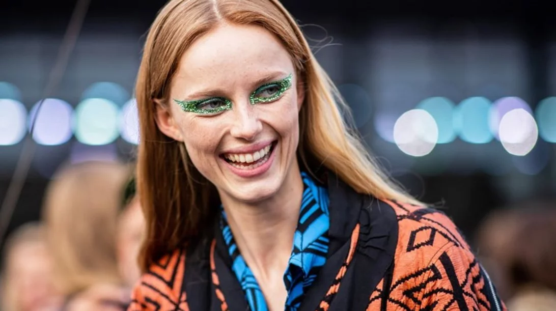 New age, new vibe, new color: Η μάσκαρα χαρίζει χρώμα αυτό το καλοκαίρι